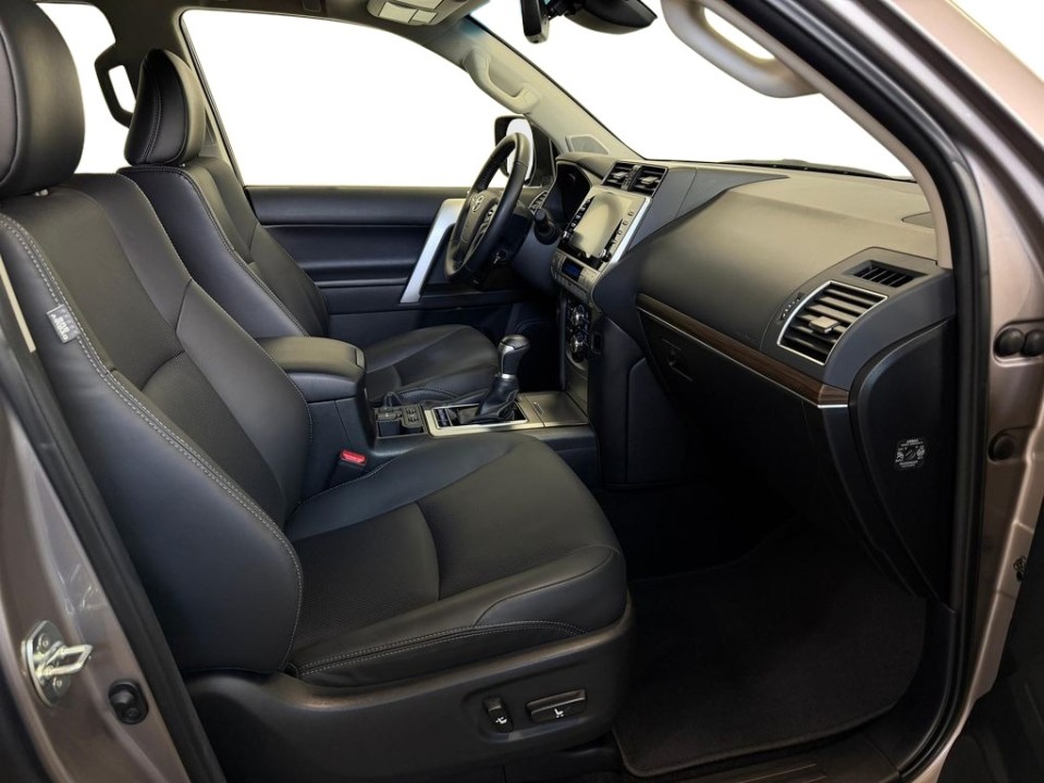Toyota Land Cruiser Invincible - foto 10