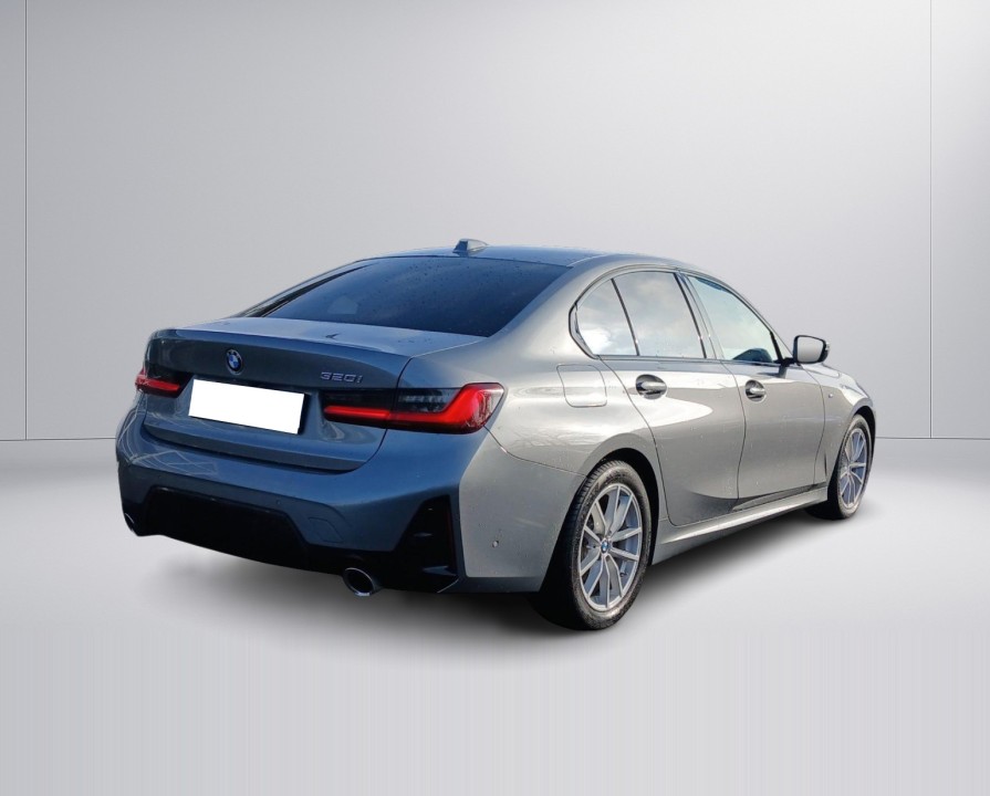 BMW Seria 3 320i (2)