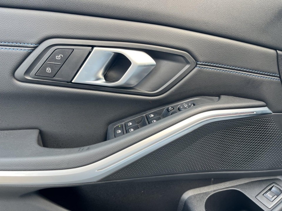 BMW Seria 3 320i xDrive - foto 11