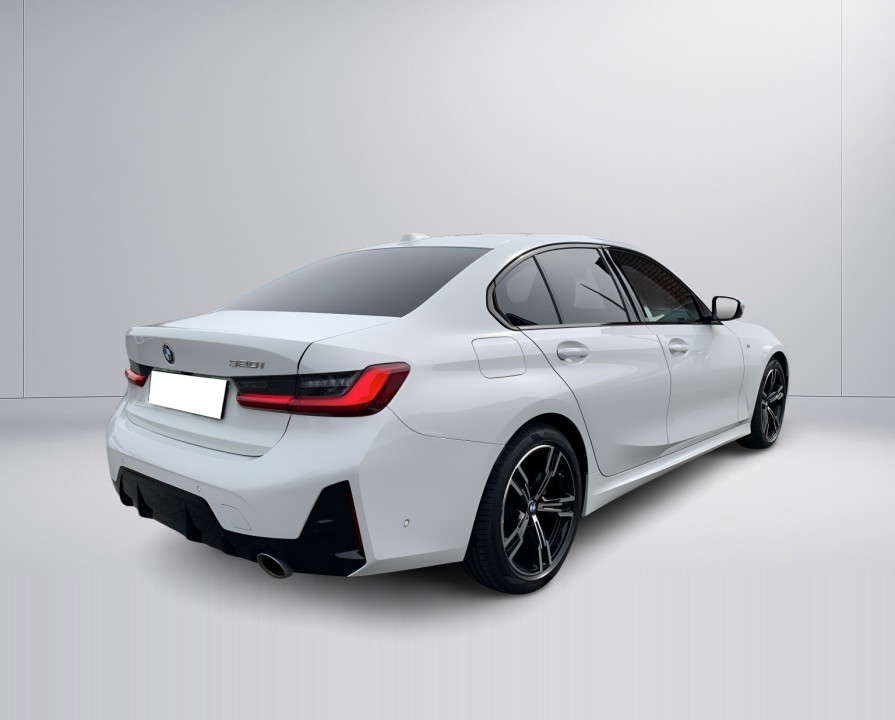 BMW Seria 3 320i (2)