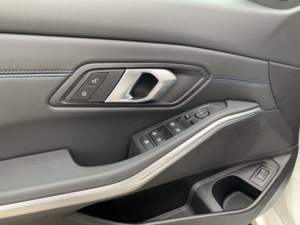 BMW Seria 3 320i - foto 24