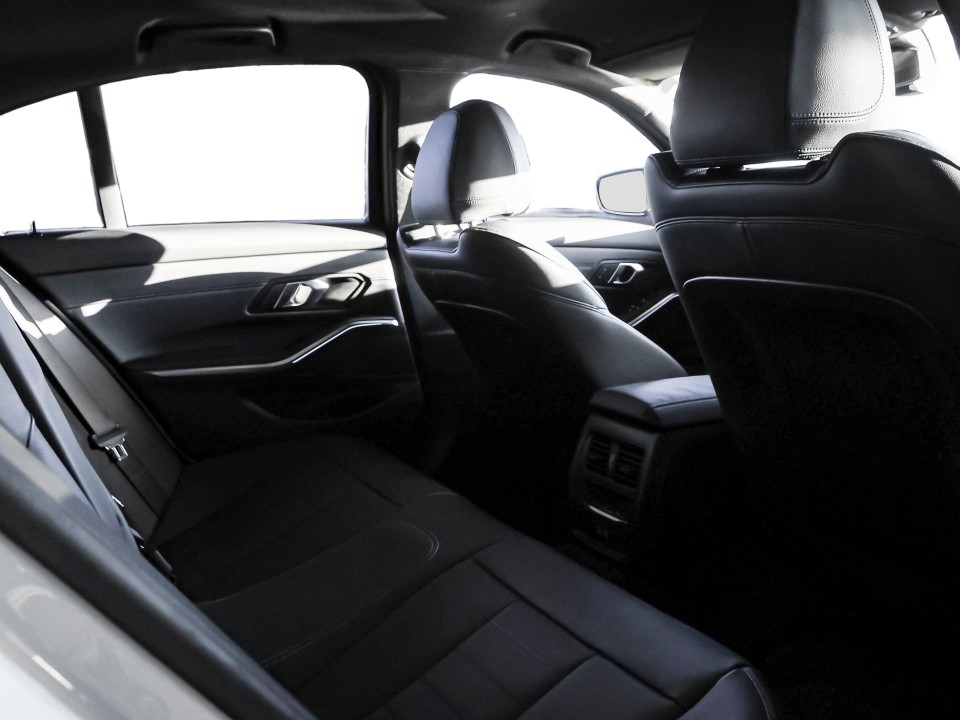 BMW Seria 3 330i xDrive - foto 16
