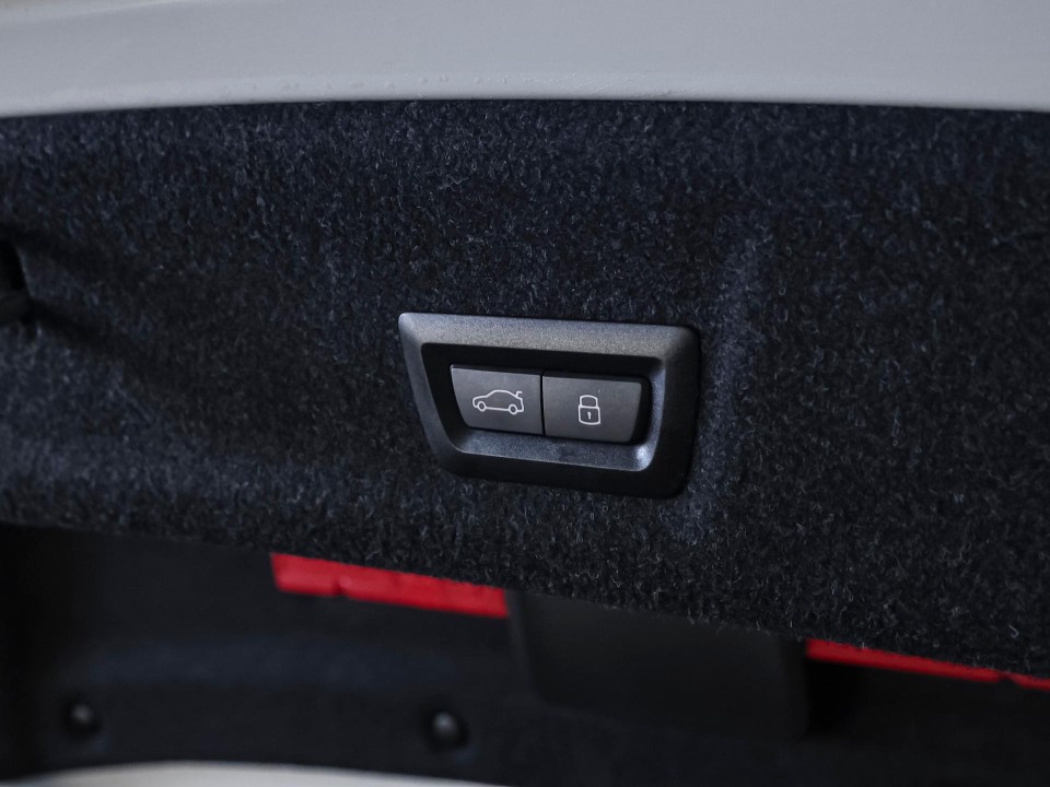BMW Seria 3 330i xDrive - foto 18