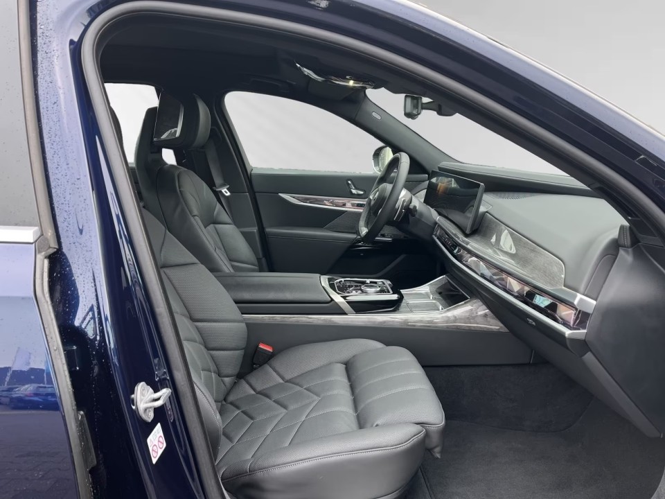BMW Seria 7 xDrive750e - foto 8