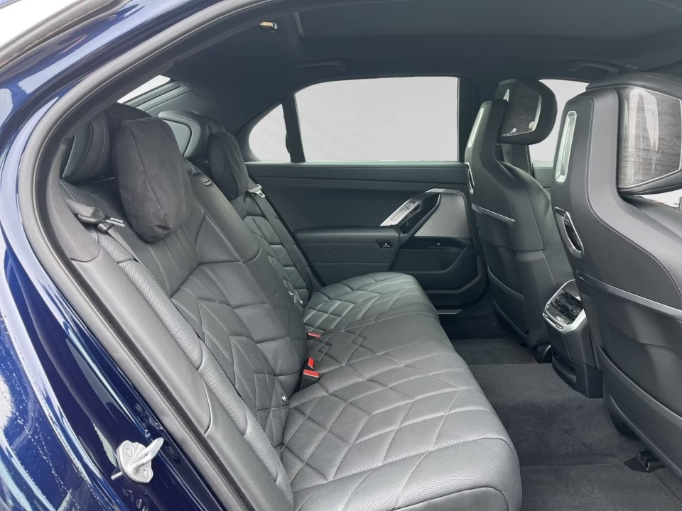 BMW Seria 7 xDrive750e - foto 10