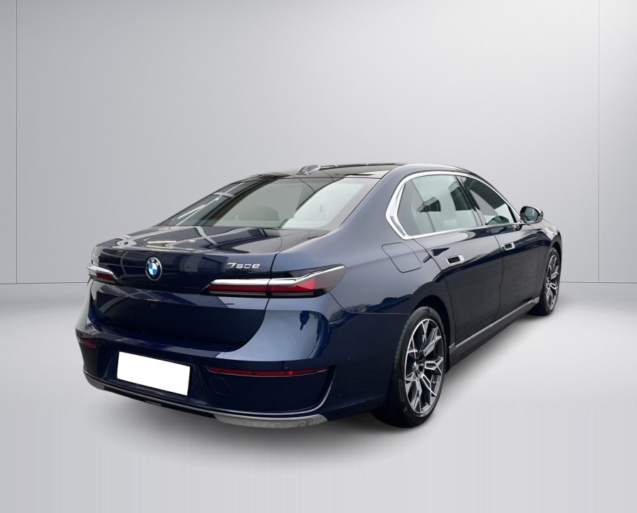 BMW Seria 7 xDrive750e (3)