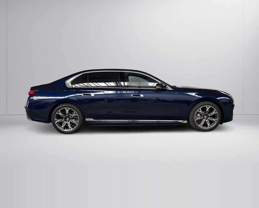 BMW Seria 7 xDrive750e (2)