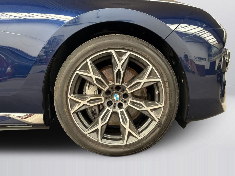 BMW Seria 7 xDrive750e - foto 16
