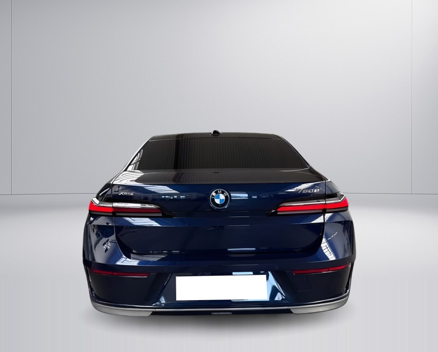 BMW Seria 7 xDrive750e (4)