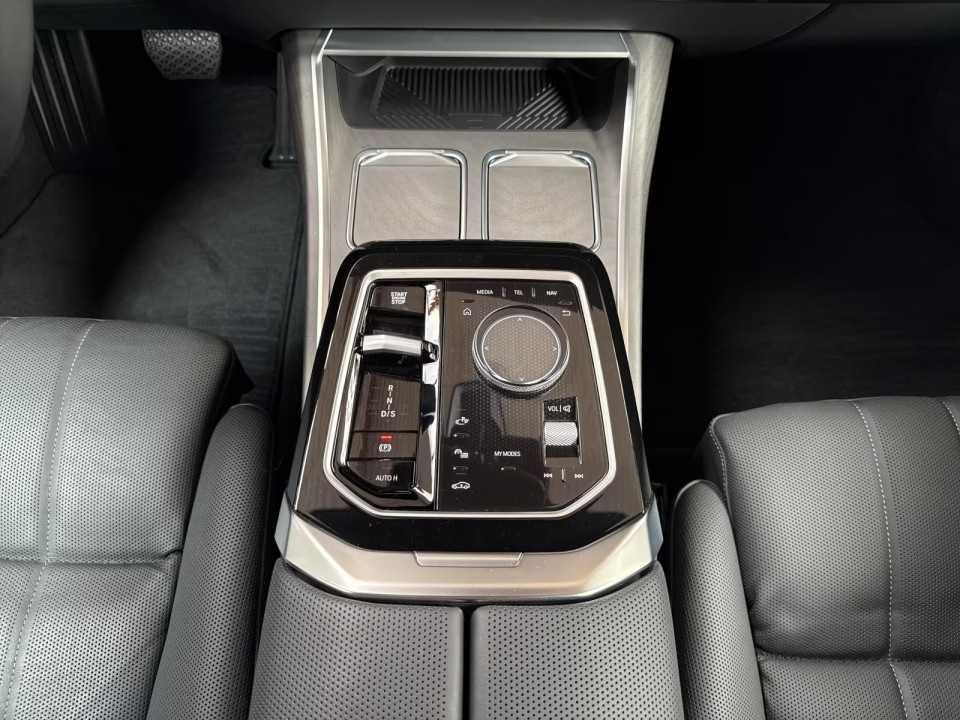 BMW Seria 7 xDrive750e - foto 9
