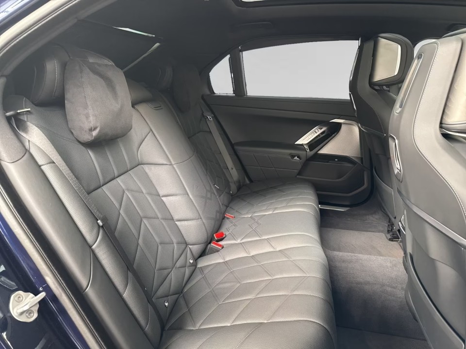 BMW Seria 7 xDrive750e - foto 11