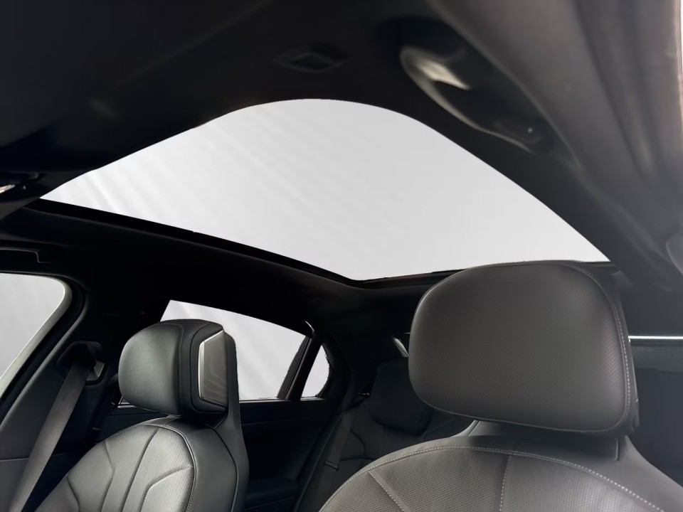 BMW Seria 7 xDrive750e - foto 12