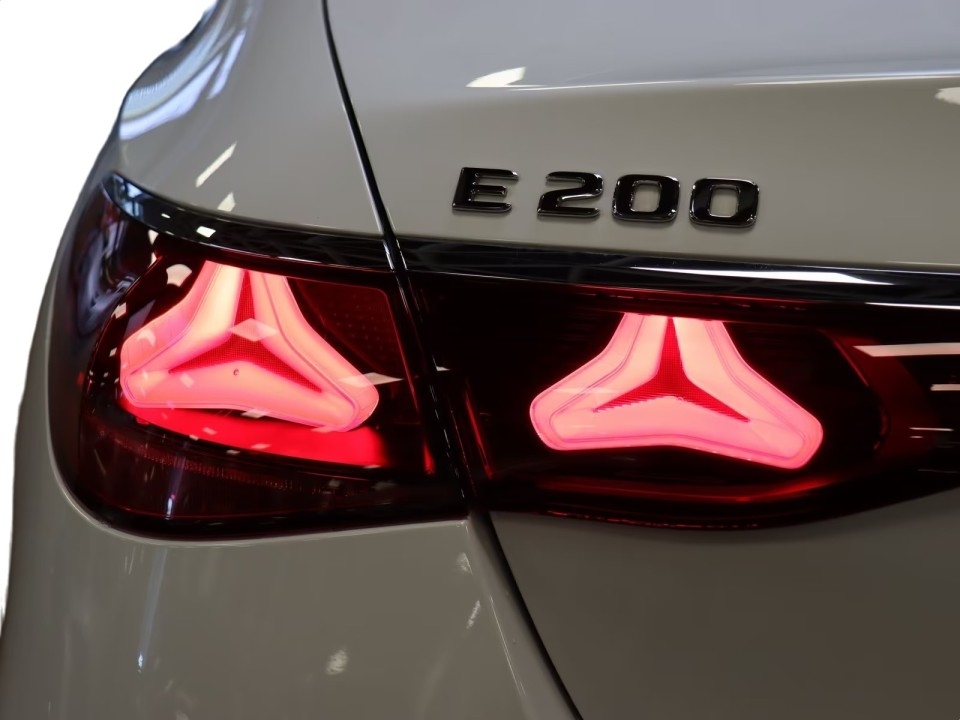 Mercedes-Benz E 200 Avantgarde - foto 26