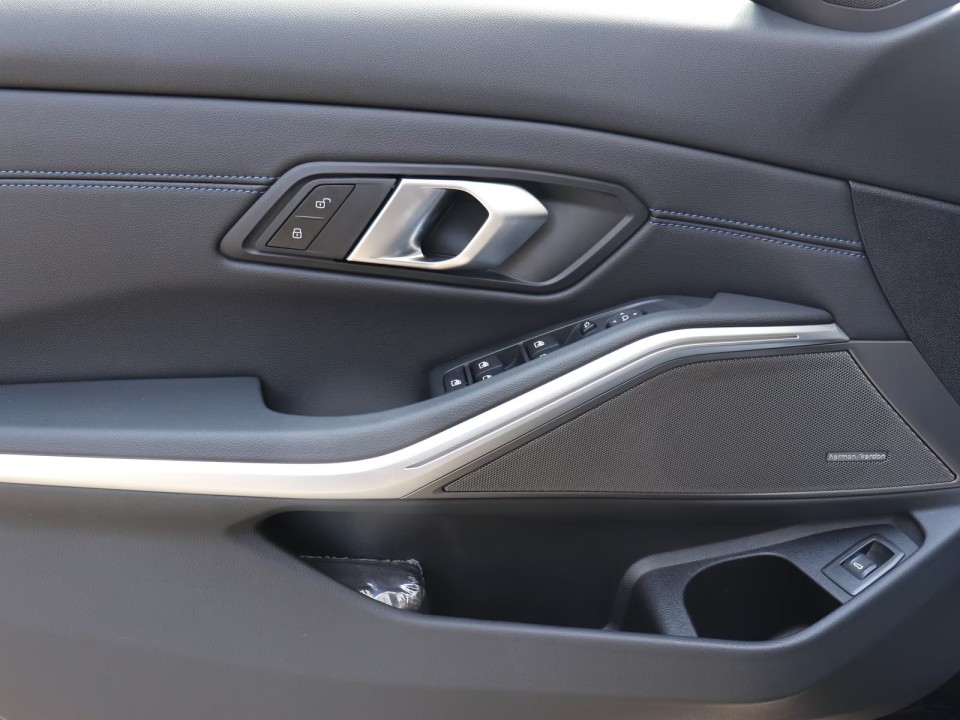 BMW Seria 3 330i xDrive M-Sport - foto 13