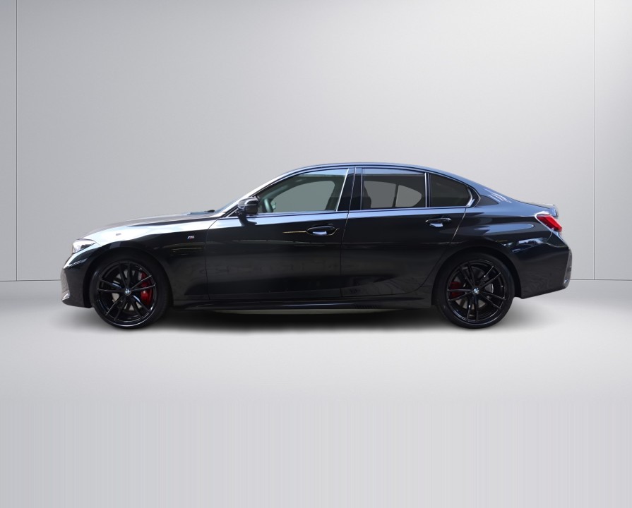 BMW Seria 3 330i xDrive M-Sport (2)