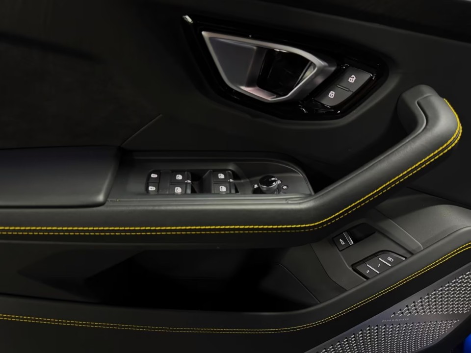 Lamborghini URUS - foto 13