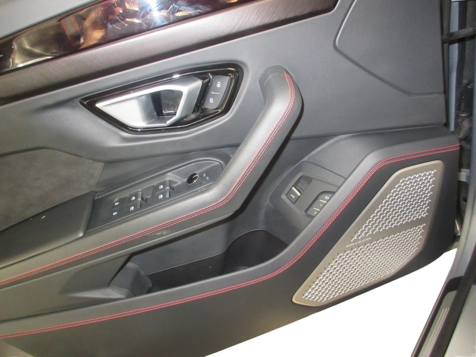 Lamborghini URUS - foto 16
