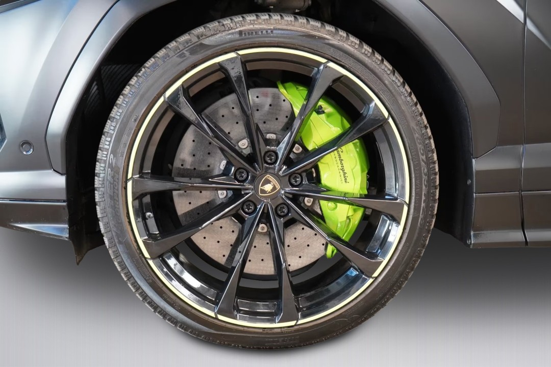 Lamborghini URUS - foto 39