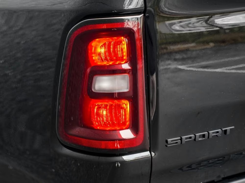 Dodge RAM Sport Night - foto 32