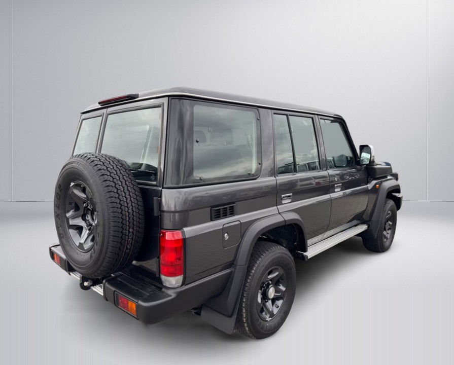 Toyota Land Cruiser GDJ 76 LX (4)
