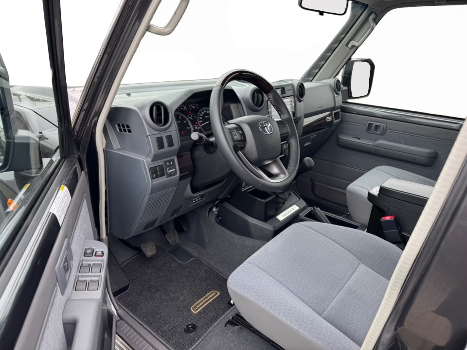 Toyota Land Cruiser GDJ 76 LX (5)