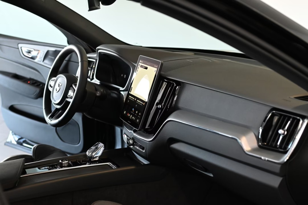 Volvo XC 60 Plus Black Edition - foto 11