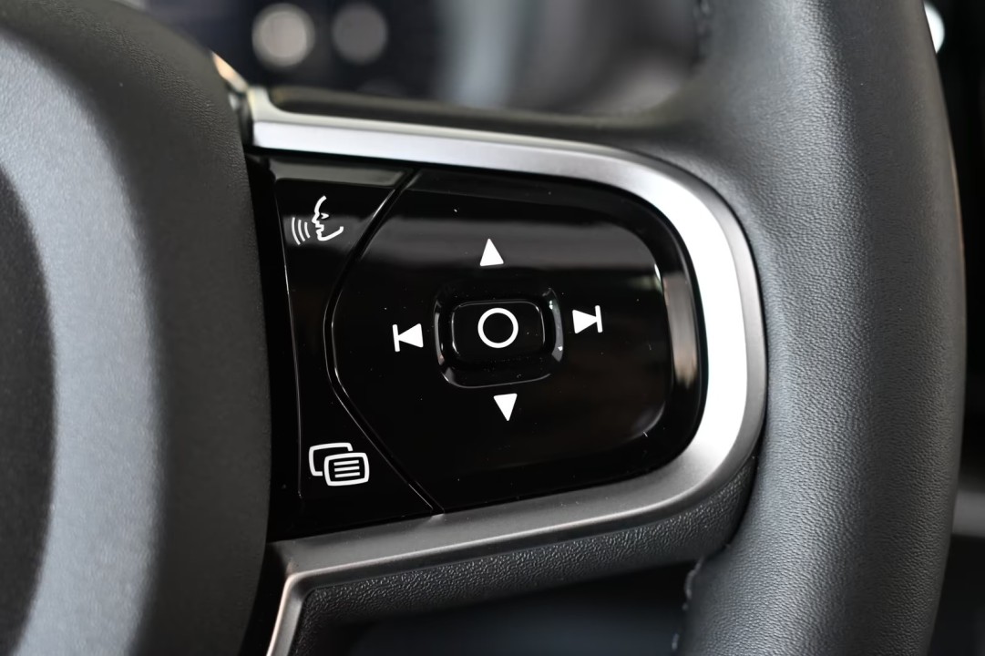 Volvo XC 60 Plus Black Edition - foto 14