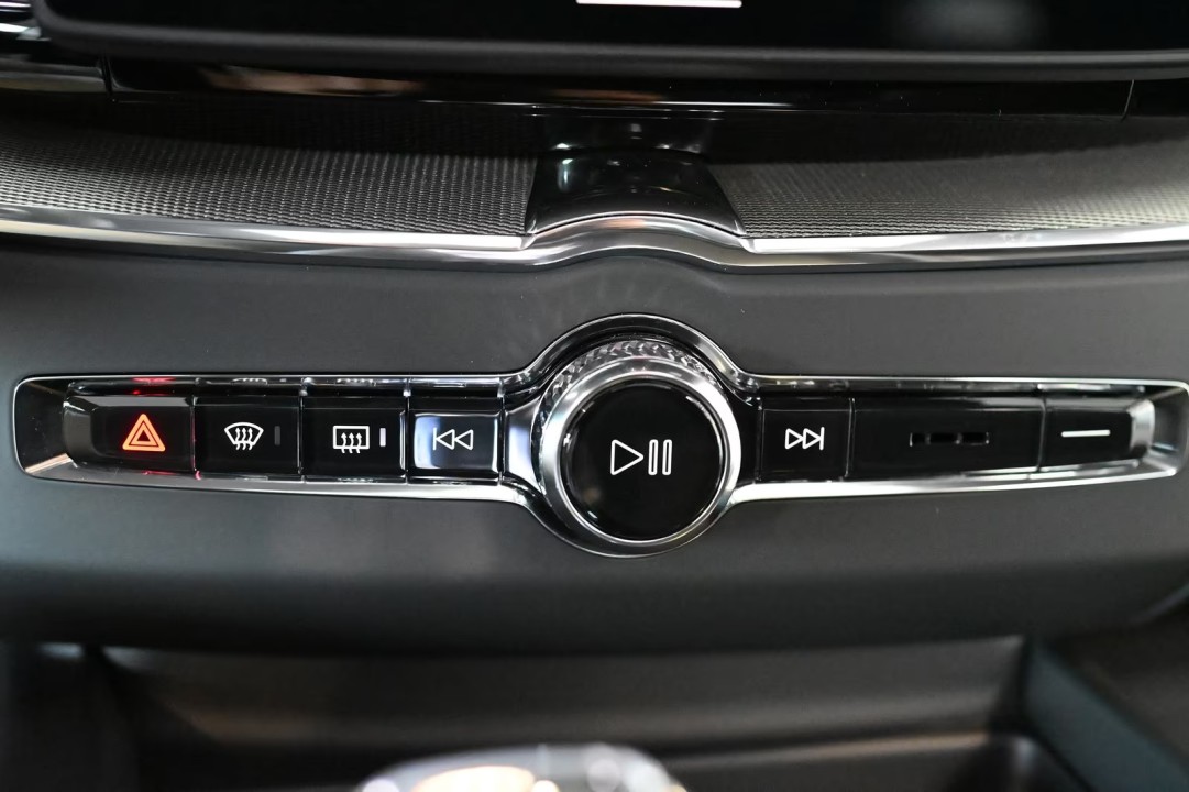 Volvo XC 60 Plus Black Edition - foto 17