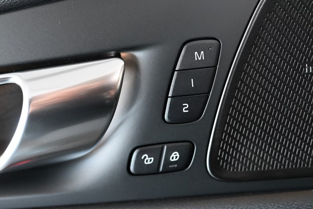 Volvo XC 60 Plus Black Edition - foto 25