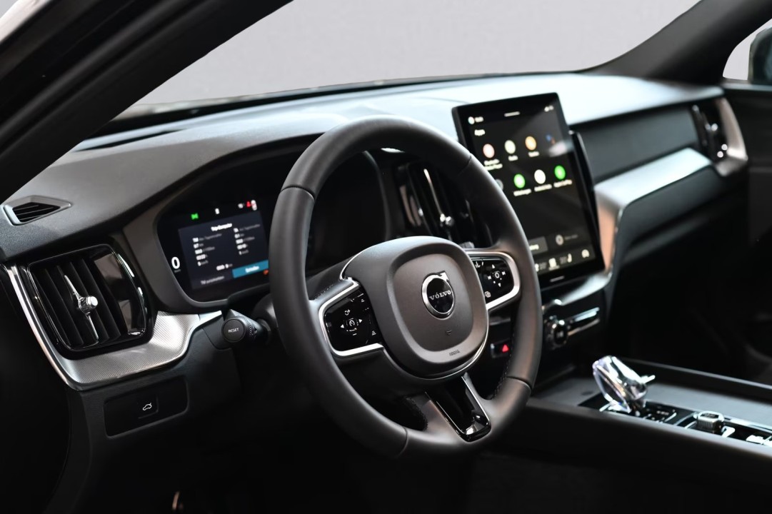 Volvo XC 60 Plus Black Edition - foto 10