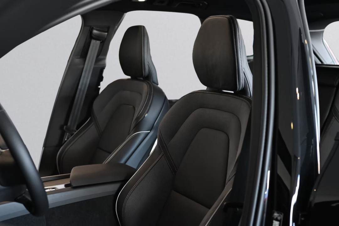 Volvo XC 60 Plus Black Edition - foto 12