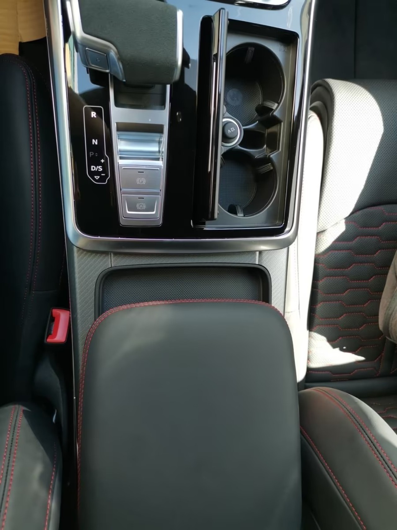 Audi RS Q8 - foto 13