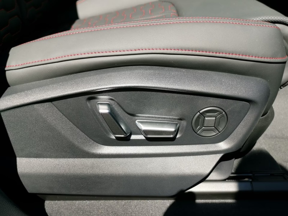 Audi RS Q8 - foto 34
