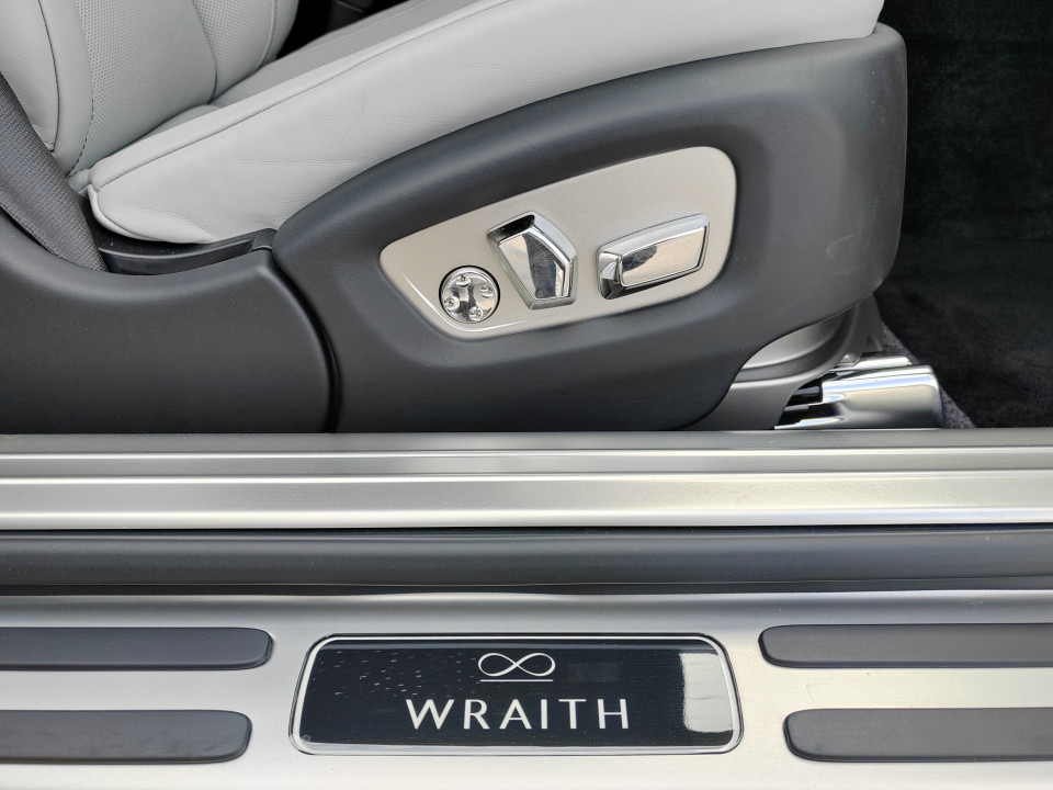 Rolls-Royce Wraith 6.6 V12 Black Badge + Mansory - foto 24