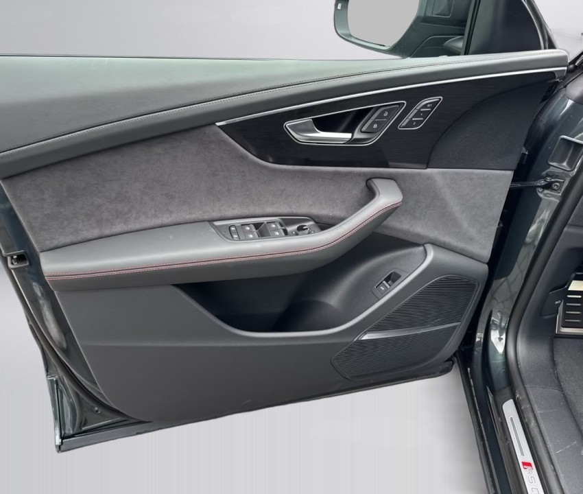 Audi RS Q8 - foto 29