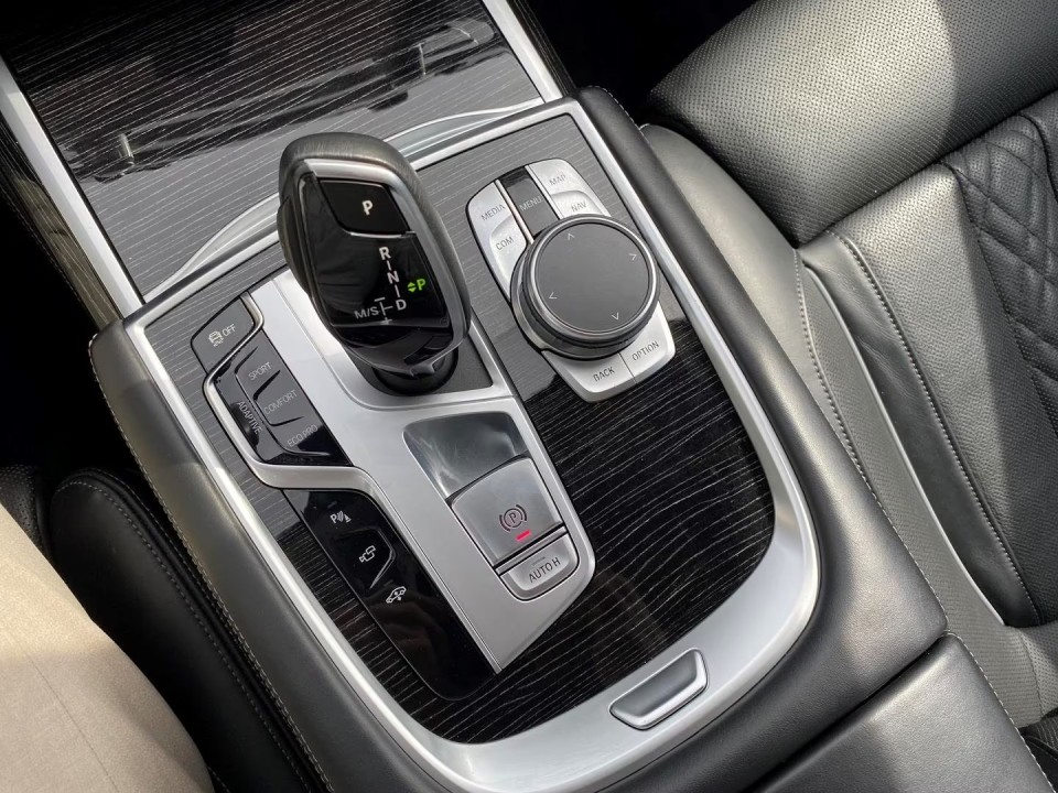 BMW Seria 7 750i xDrive M-Sport - foto 10