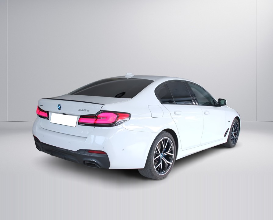 BMW Seria 5 545e xDrive M-Sport (2)