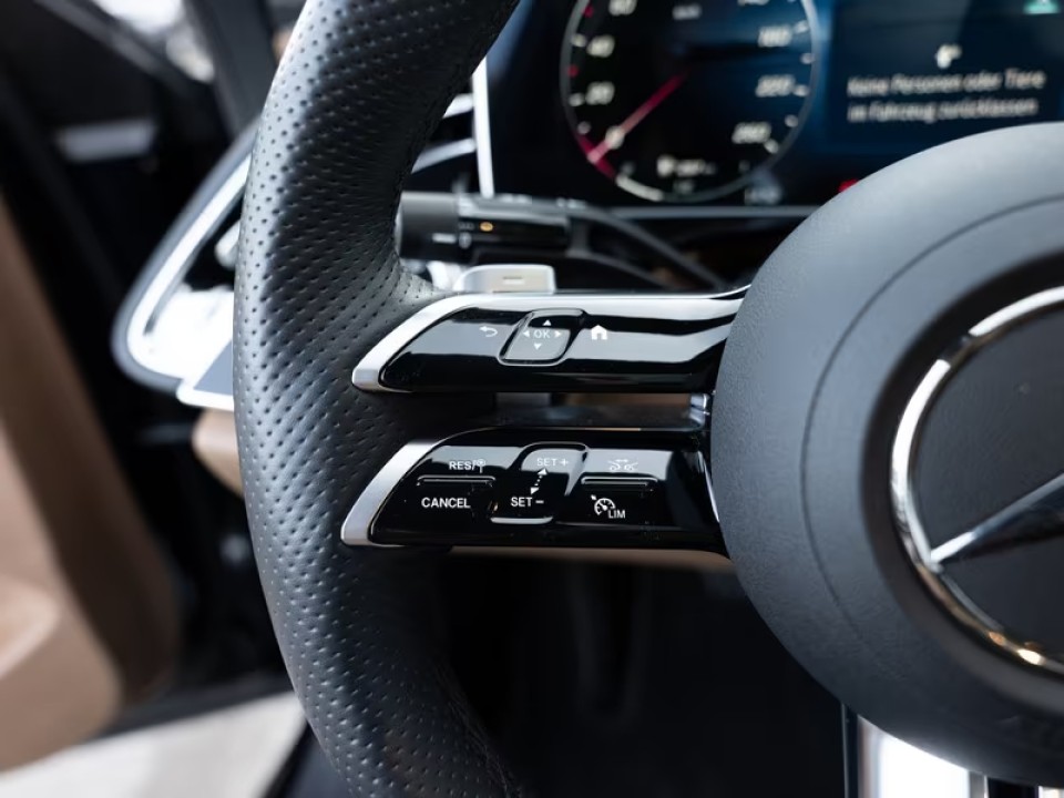 Mercedes-Benz E 220d 4MATIC AMG - foto 10