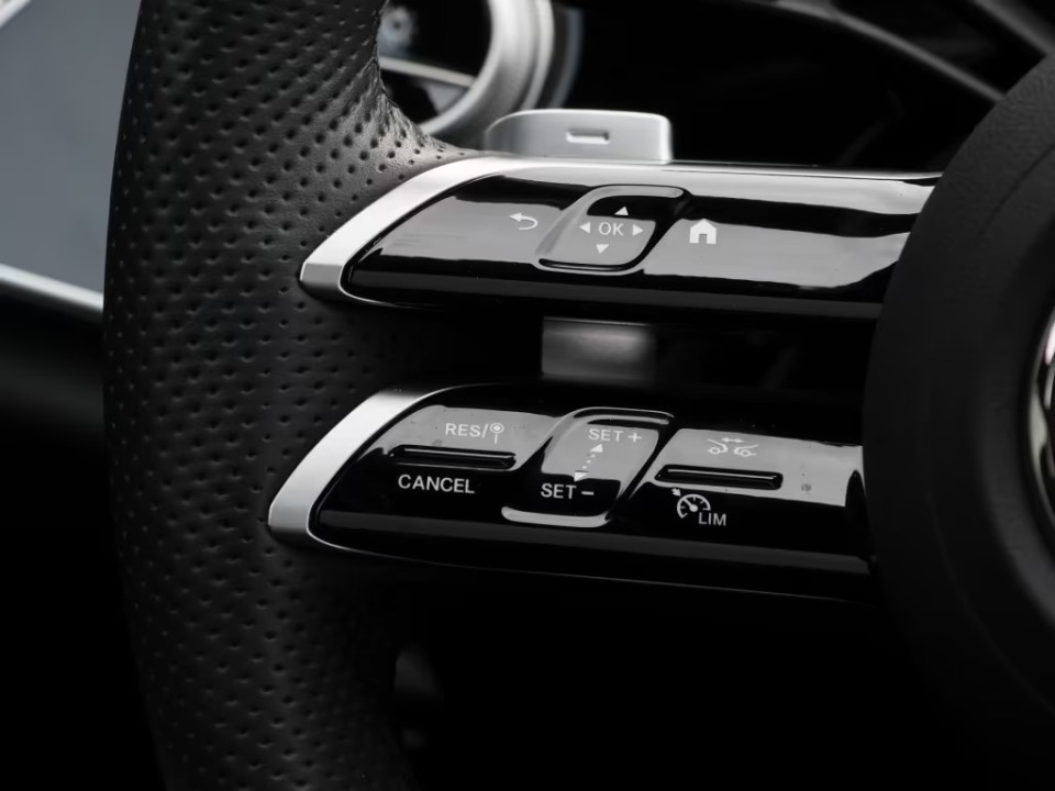 Mercedes-Benz E 200 4MATIC AMG - foto 7