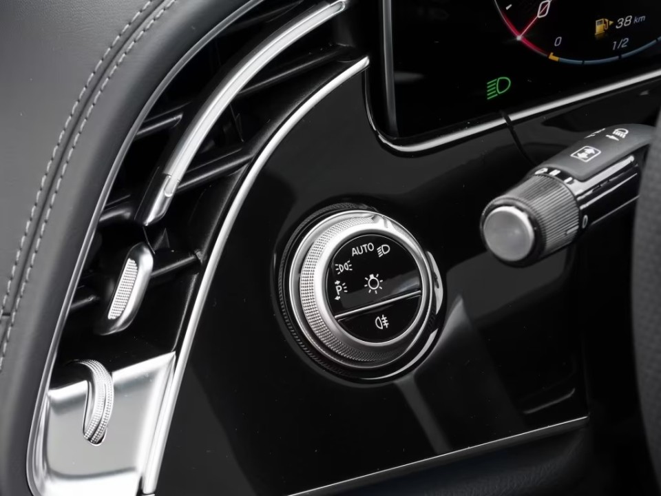 Mercedes-Benz E 200 4MATIC AMG - foto 8
