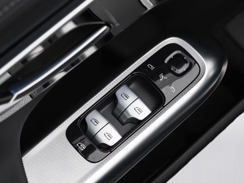 Mercedes-Benz E 200 4MATIC AMG - foto 17