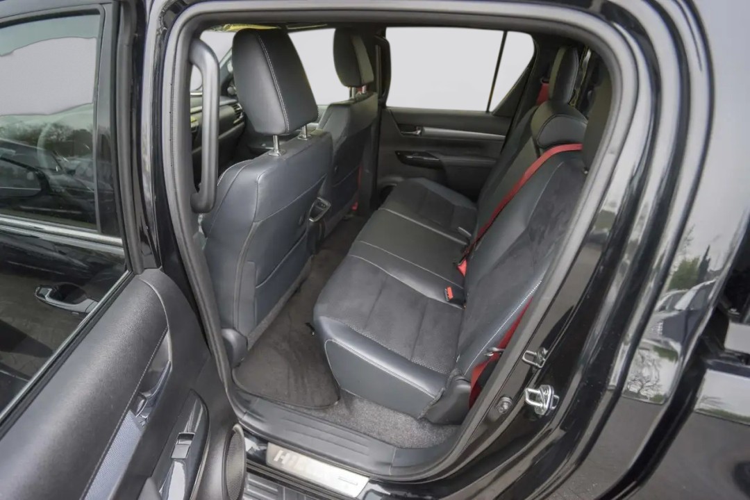 Toyota Hilux 2.8 D-4D Double Cab GR Sport - foto 13