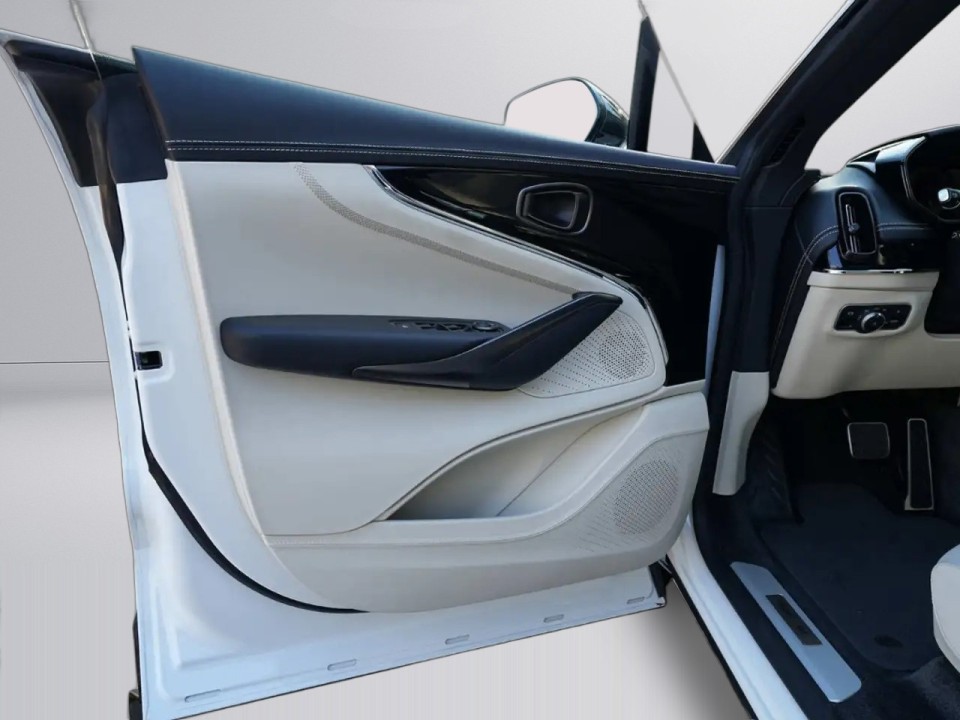 Aston Martin DBX - foto 10
