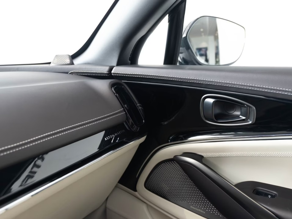 Aston Martin DBX - foto 12