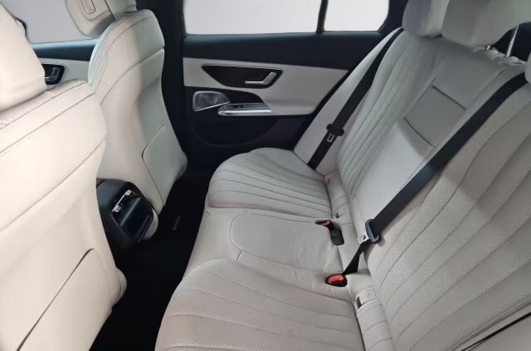 Mercedes-Benz E 220d 4MATIC AMG - foto 10