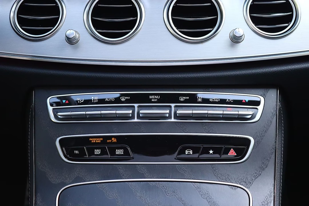 Mercedes-Benz E 300de AMG Line - foto 12