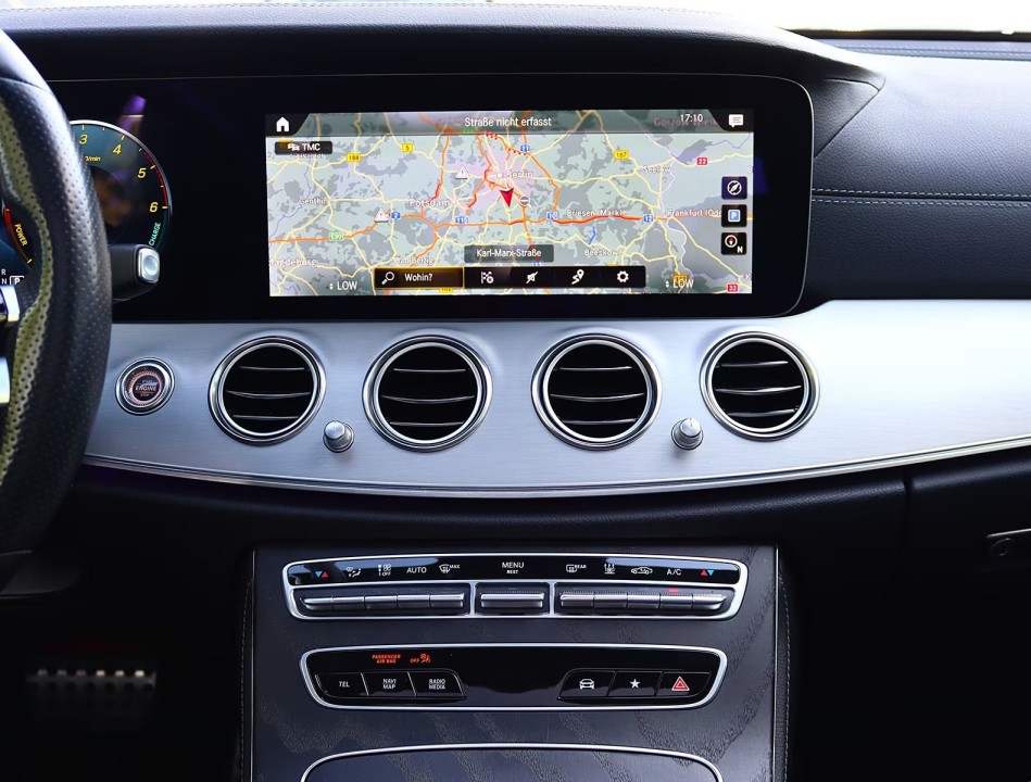 Mercedes-Benz E 300de AMG Line - foto 13