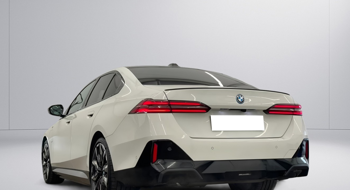 BMW Seria 5 550e xDrive (3)