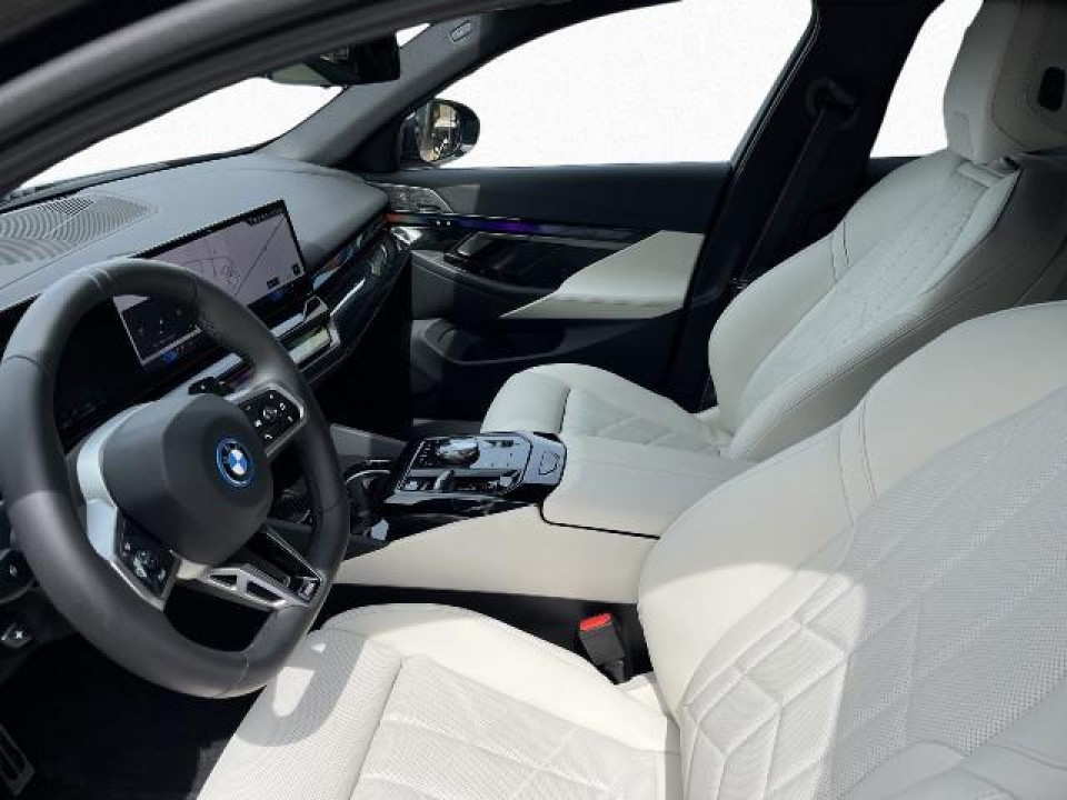 BMW Seria 5 550e xDrive (3)