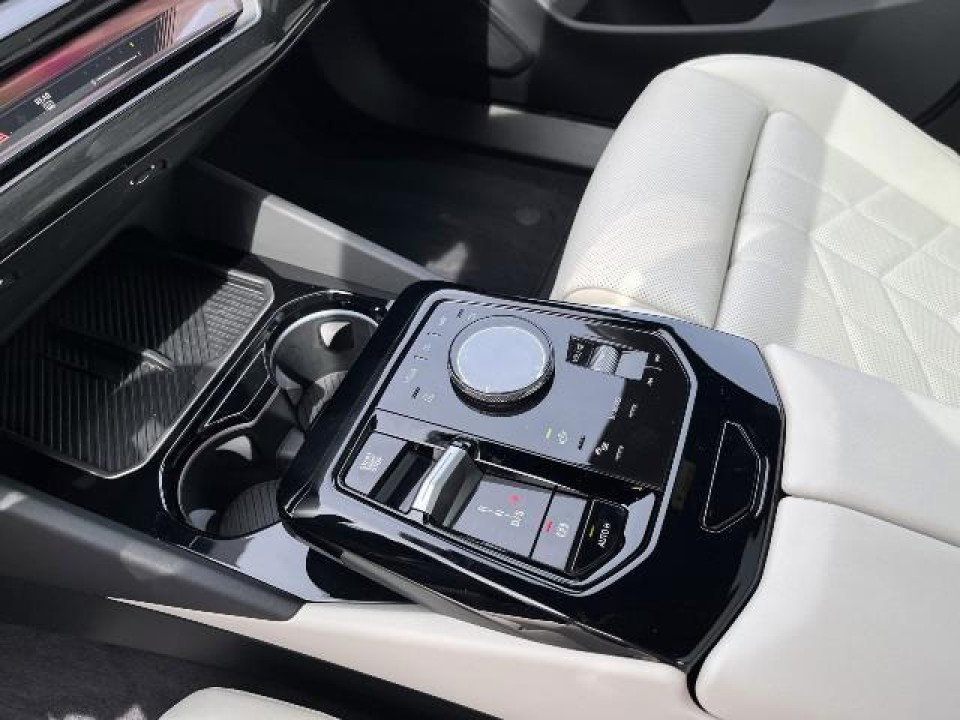 BMW Seria 5 550e xDrive - foto 9